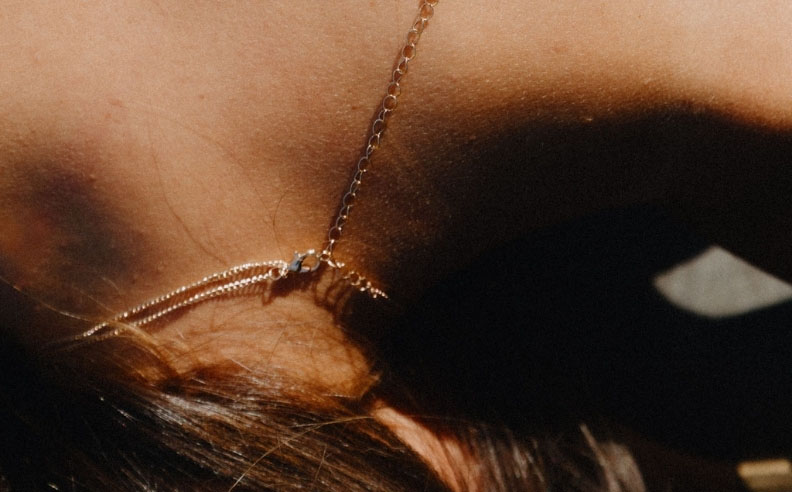 Zoom sur la nuque d'une femme au soleil