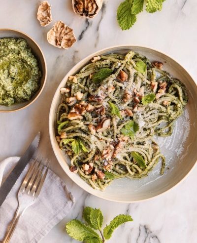 Spaghettis au pesto vert aux herbes, noix et parmesan, huile de carthame