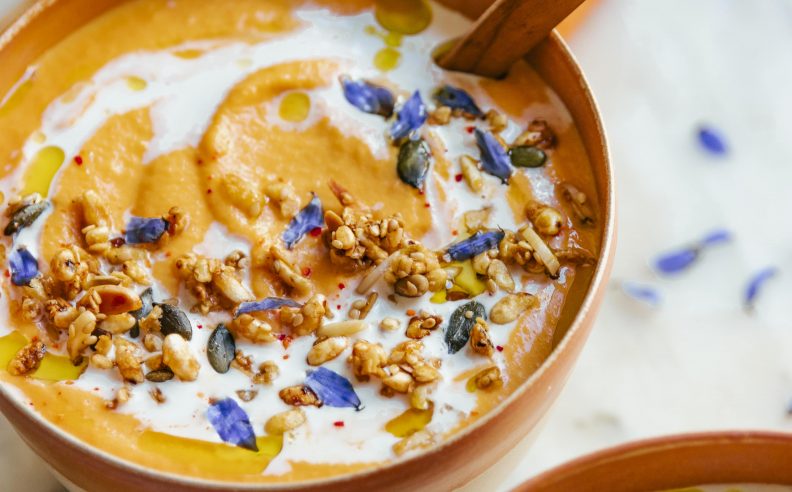 Velouté de carotte au tahini, granola salé, fleur de bleuet