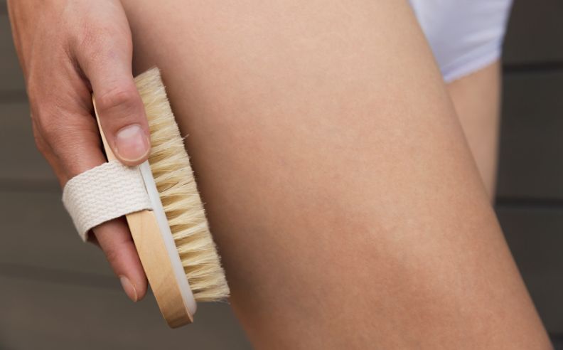 Le Brossage à sec : Pourquoi cette routine beauté fait tant parler d’elle ?