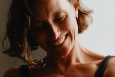 Zoom sur le visage ombragé et souriant d'une femme