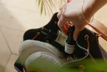 Zoom sur la main d'une femme qui prend le sérum bonne mine de son sac