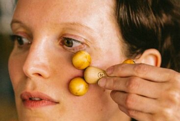 Zoom sur le visage de Sylvie Lefranc qui utilise le boulado visage sur le contour de ses yeux