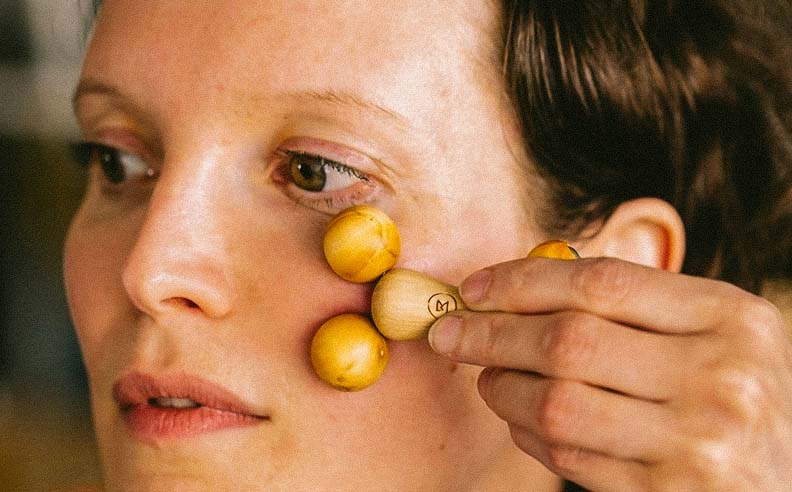 Zoom sur le visage de Sylvie Lefranc qui utilise le boulado visage sur le contour de ses yeux