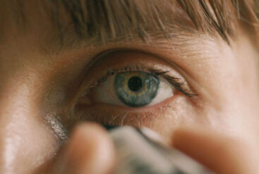 Zoom sur le regard d'une femme qui s'applique l'élixir contour des yeux