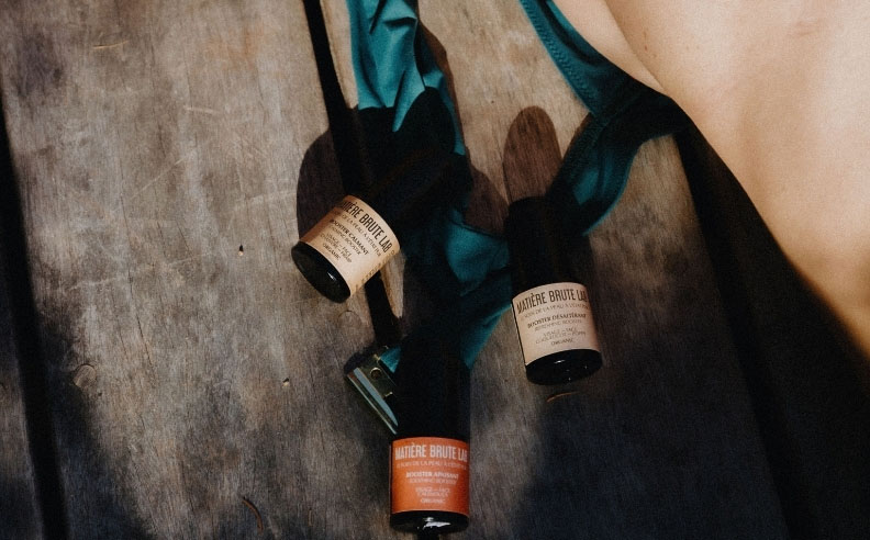 Zoom sur les 3 boosters de l'été et le côté de la poitrine d'une femme