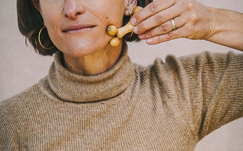 Zoom sur le bas du visage d'une femme qui utilise le boulado visage sur sa mâchoire