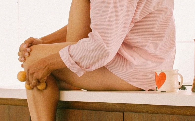 Zoom sur les jambes d'une femme qui utilise le boulado corps
