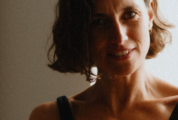 Zoom sur le visage ombragé d'une femme