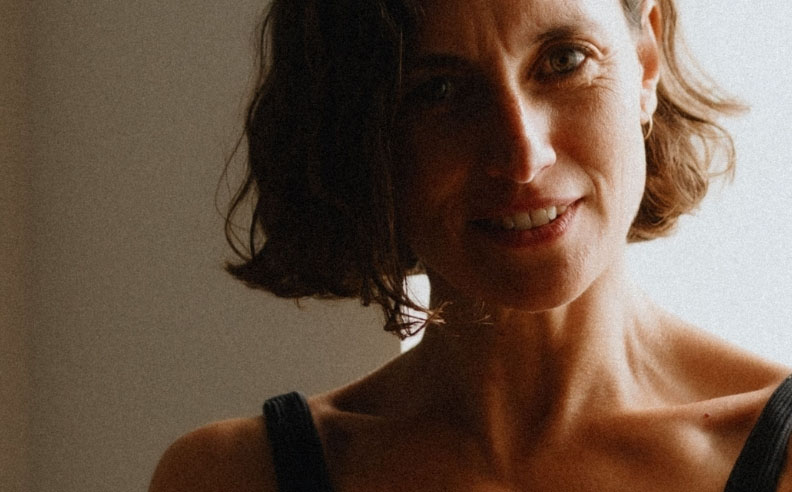 Zoom sur le visage ombragé d'une femme