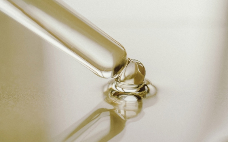 Zoom sur une pipette d'acide hyaluronique