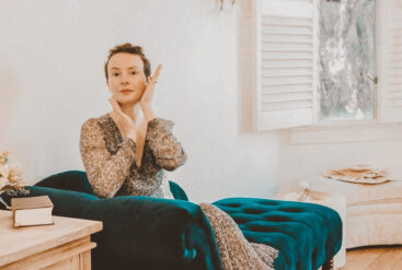 Photo de Anne Caroline qui fait du yoga du visage