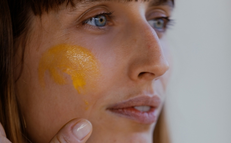Zoom sur la peau d'une femme avec la crème glow