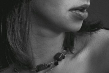 Zoom brut sur le menton d'une femme de profil