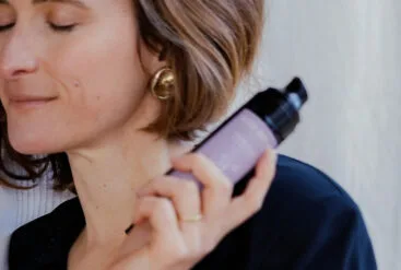 Zoom sur le visage apaisé d'une femme et la crème glow