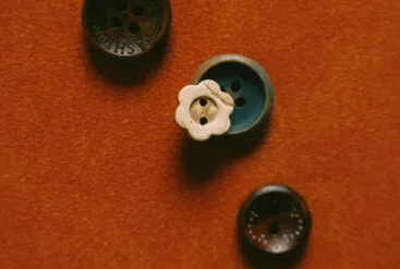 Zoom sur des boutons pour vêtements