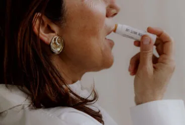 Zoom sur les lèvres d'une femme qui s'applique le stick à lèvres nourrissant Matière Brute Lab