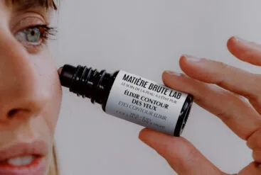 Zoom sur une femme qui s'applique l'élixir contour des yeux