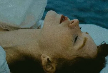 Zoom sur le visage apaisé d'une femme