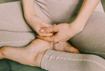 Zoom sur la position en tailleur d'une femme