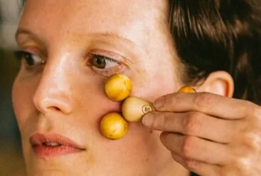 Zoom sur le visage de Sylvie Lefranc qui utilise le boulado visage sur le contour de ses yeux