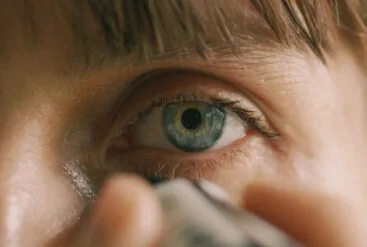 Zoom sur le regard d'une femme qui s'applique l'élixir contour des yeux