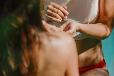 Zoom sur la peau de deux femmes