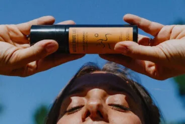 Zoom sur une femme qui tient dans ses mains la crème apaisante Matière Brute Lab
