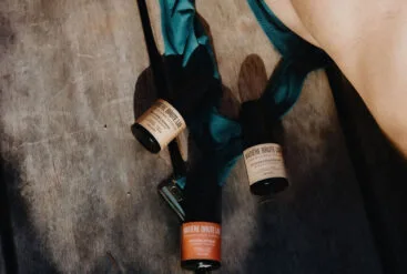Zoom sur les 3 boosters de l'été et le côté de la poitrine d'une femme