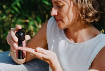 Zoom sur une femme qui s'apprête à appliquer la crème régénérante Matière Brute Lab