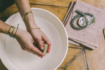 Plongée sur les mains d'une femme qui utilise un savon Matière Brute Lab