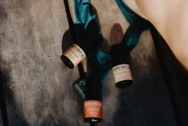 Trio de boosters estivaux à côté du femme au soleil.