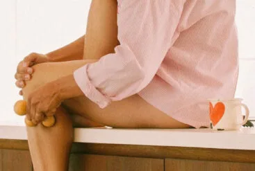 Zoom sur les jambes d'une femme qui utilise le boulado corps