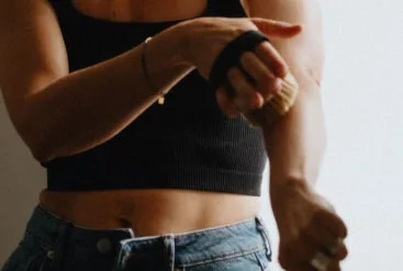 Zoom sur le bras d'une femme qui fait un brossage à sec
