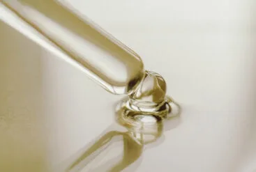 Zoom sur une pipette d'acide hyaluronique