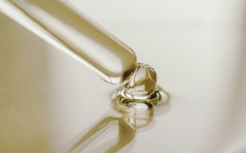 Zoom sur une pipette d'acide hyaluronique