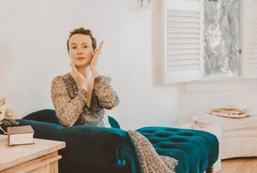 Photo de Anne Caroline qui fait du yoga du visage
