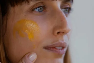 Zoom sur la peau d'une femme avec la crème glow