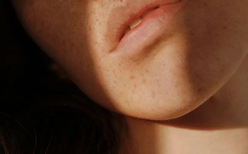 Zoom brut sur le menton d'une femme
