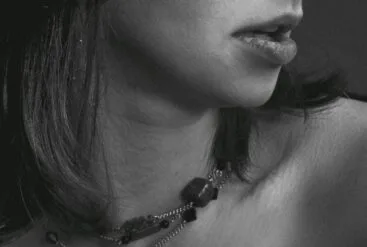 Zoom brut sur le menton d'une femme de profil