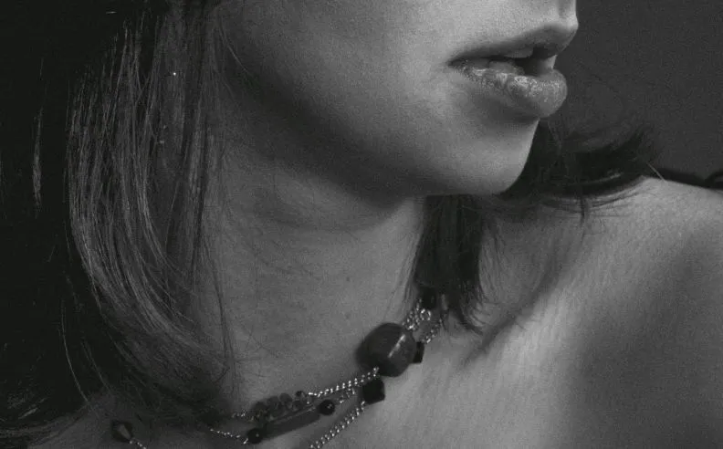Zoom brut sur le menton d'une femme de profil