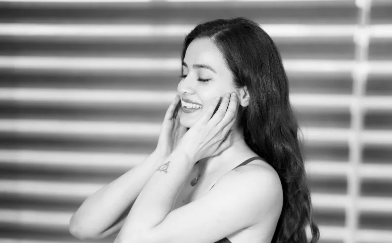 Photo d'une femme pratiquant le yoga du visage