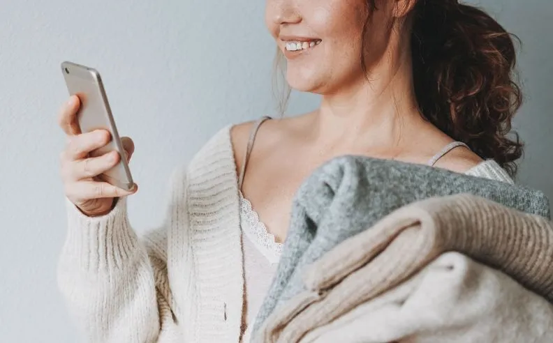 Une femme penchée sur son téléphone avec un double menton